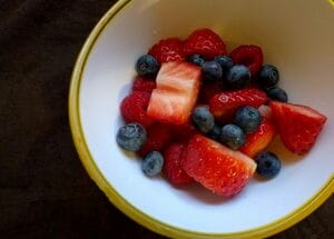 イチゴのヘタは〇〇を刺すときれいに取れる!イギリス人主婦のびっくりワザ