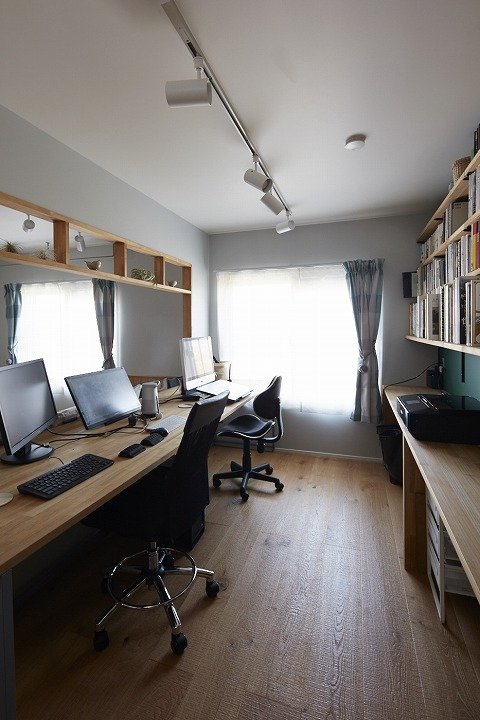 ふたり並んで作業できるワークスペース