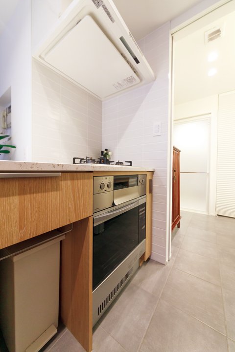 引き戸を介してキッチンとつながるサニタリー