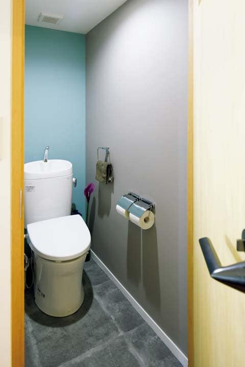 左右と正面の壁紙を違う色にすることで奥行きを出したトイレ