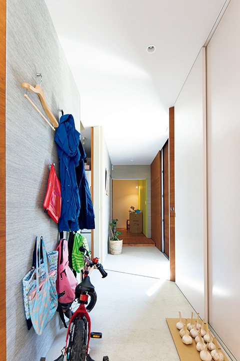 アトリエ側の玄関、家族が使う玄関、勝手口は、長い土間でひとつながりに