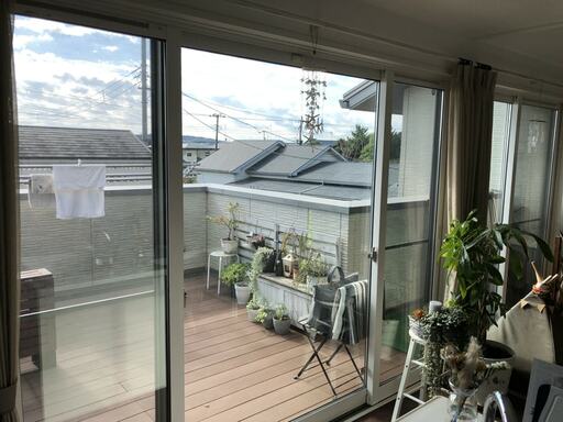 光が入る大きな2階の窓
