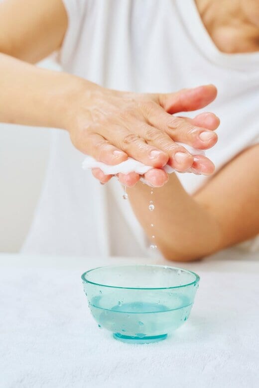 手に乗せたコットンに水を含ませる様子