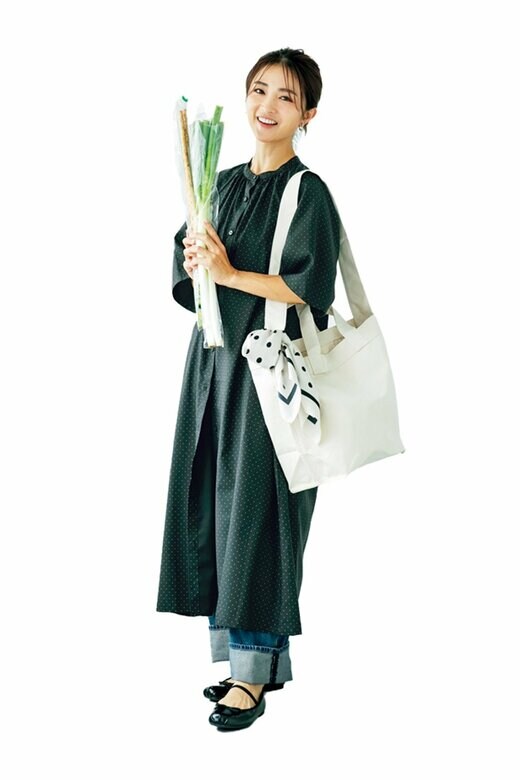 食材を手に持つ女性