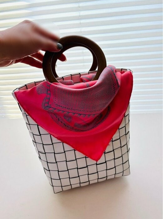 ピンクのスカーフ三角折り