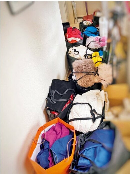 服を「全部出し」画像