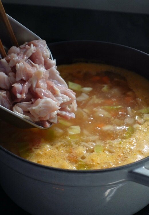 水を加えて沸騰したら、食べやすい大きに切った鶏もも肉を入れる。