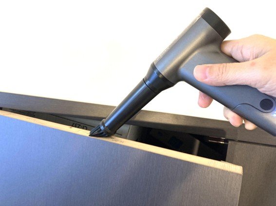 エアダスターで隙間掃除をしているところ