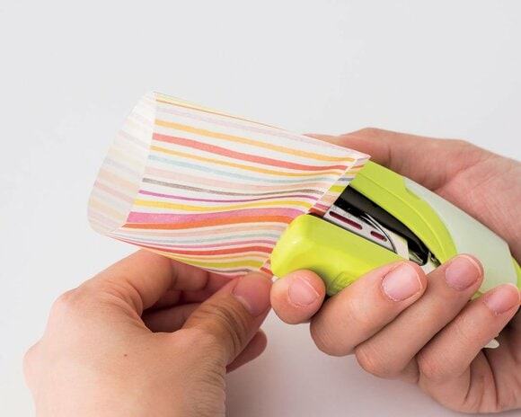 もう片方の口から中身を入れる。