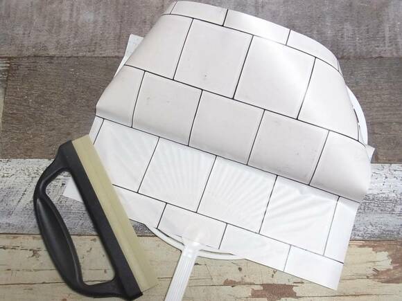 うちわより少し大きめにリメイクシートをはる