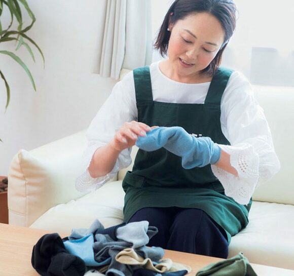 女性靴下に手を入れている所