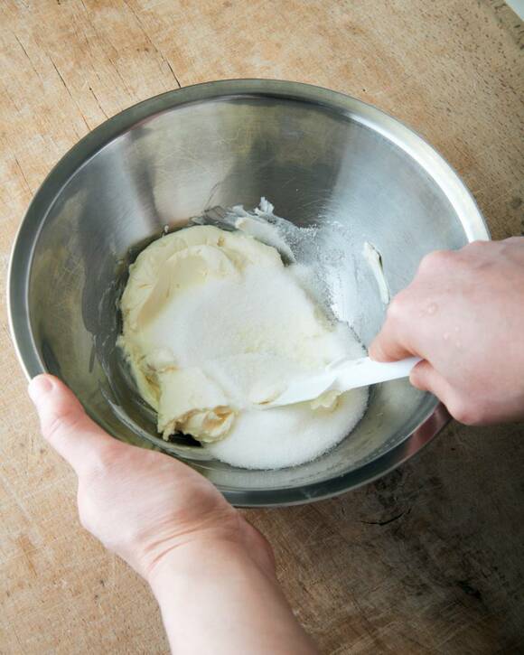 クリームチーズをゴムべらで混ぜる