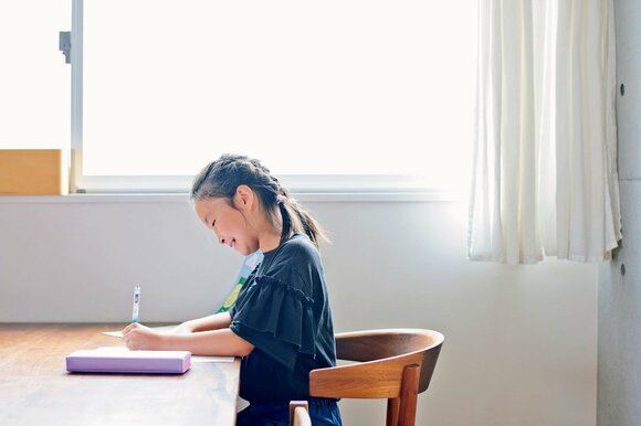 女の子デスクでお勉強