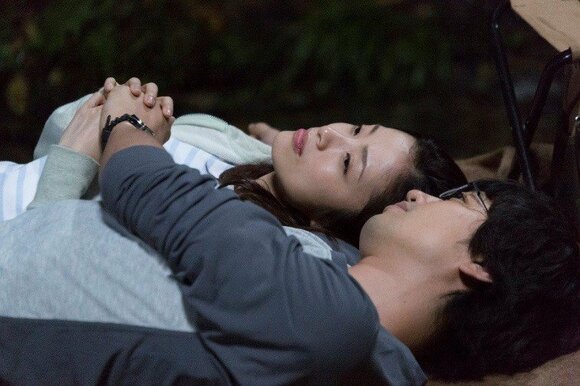 映画『昼顔』で禁断の恋に落ちる紗和（上戸彩）と北野（斎藤工）