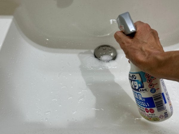 漂白剤を洗面台にかける
