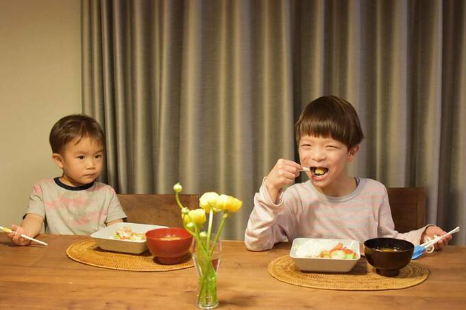 食事をする子ども2人
