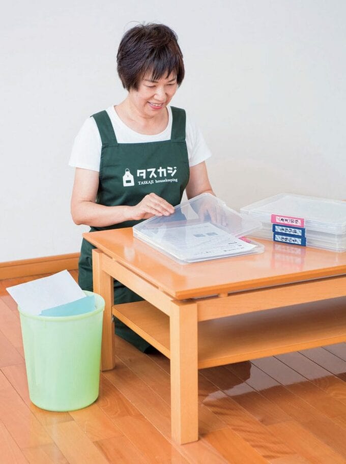 女性書類整理中