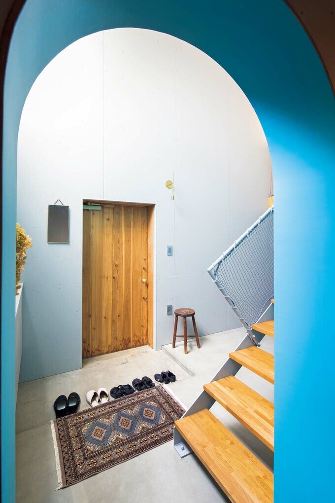 1階廊下から玄関方向への眺め