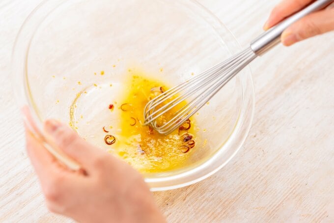 ボウルにホワイトビネガーを入れる