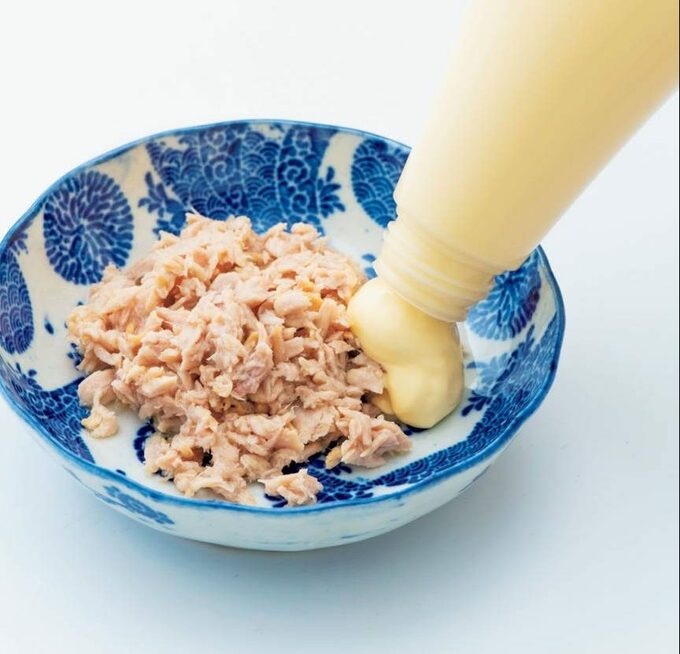 ツナにマヨネーズをかける