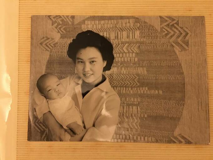 赤ちゃんを抱く女性の写真