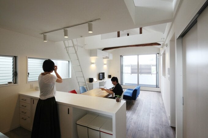 壁の中にパントリーがある