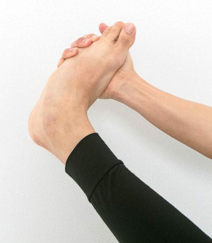 手で足をつかむ