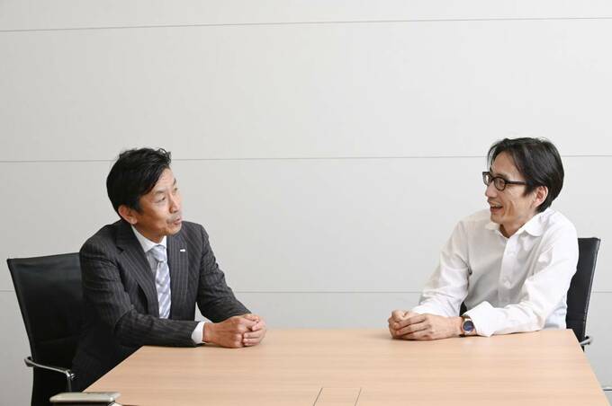 話し合う様子