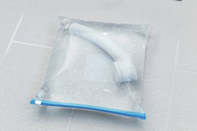 ジップロックにシャワーヘッドをいれる