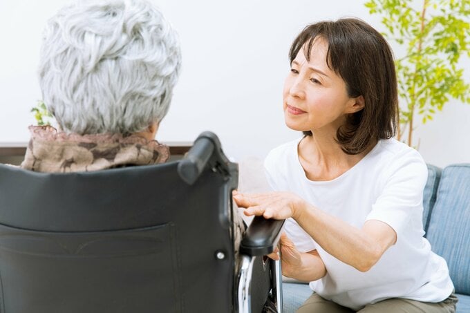 介護する女性