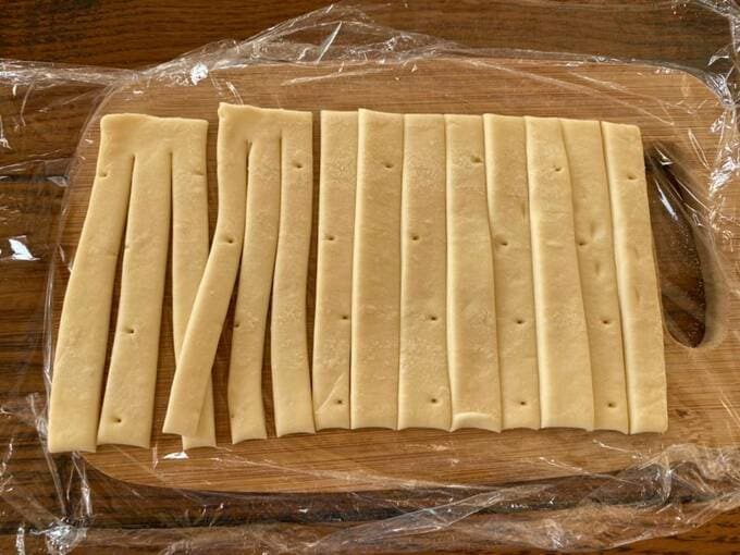 解凍したパイシートを細く切る