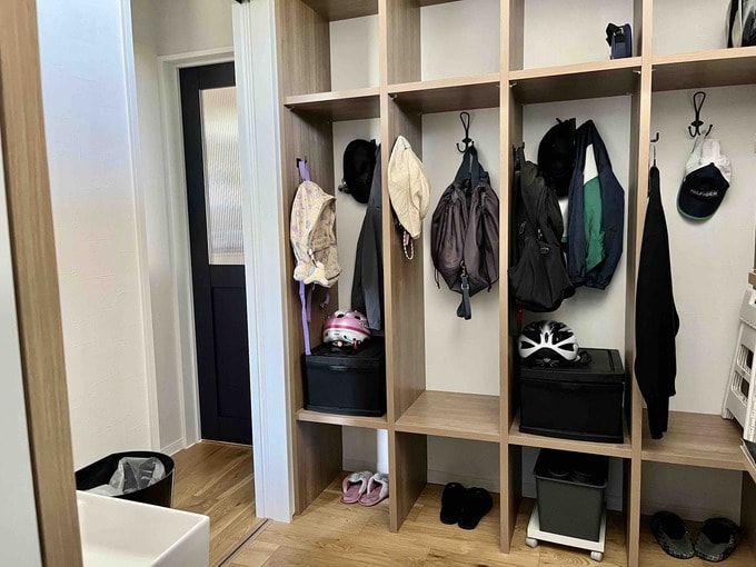 玄関の個人ロッカー