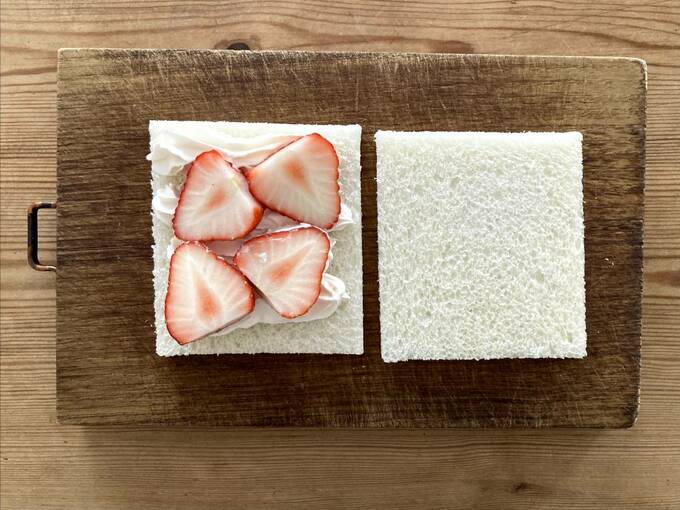 生クリームの上にイチゴ