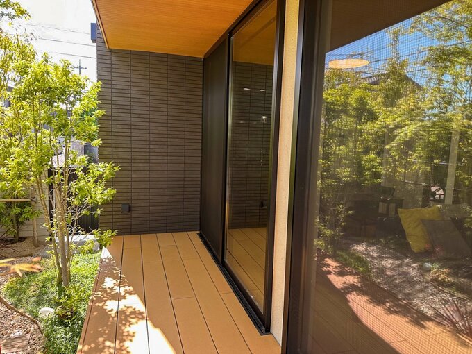 ベンチのようなウッドデッキ