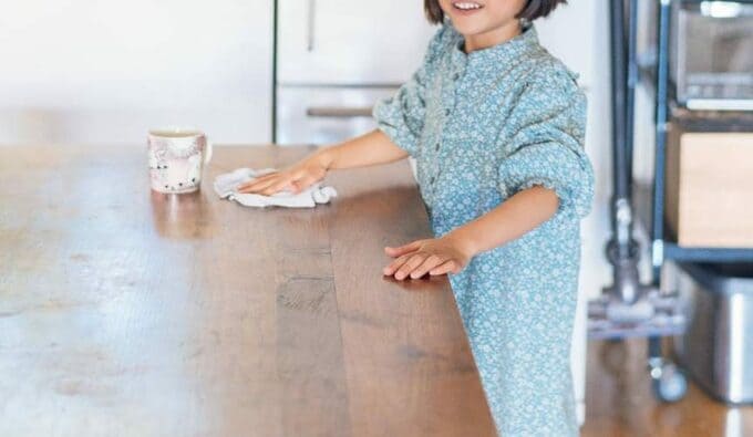 テーブル拭く女の子