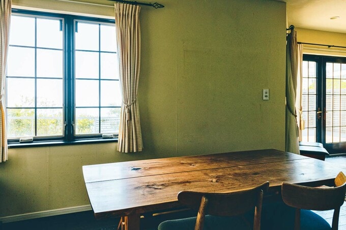 窓の向こうに海と緑が見える