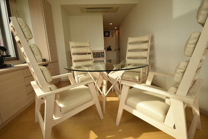 ガラスとブナのラウンドテーブルとブナのラウンジチェア