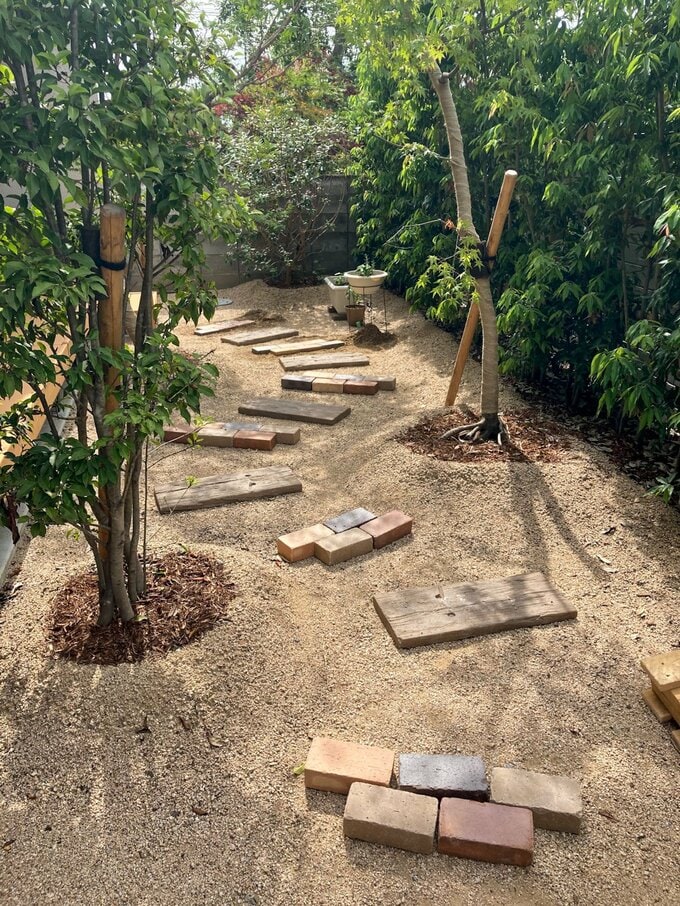 レンガを庭に敷く