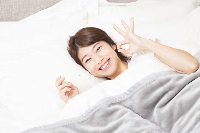 体温計を持った女性の画像