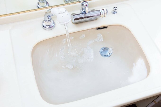 水をためた洗面ボウル