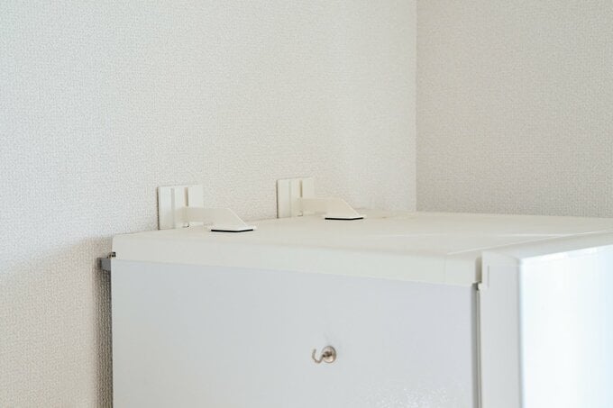 転倒防止アイテムで固定された冷蔵庫