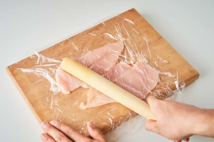 鶏むね肉をめんぼうでたたく