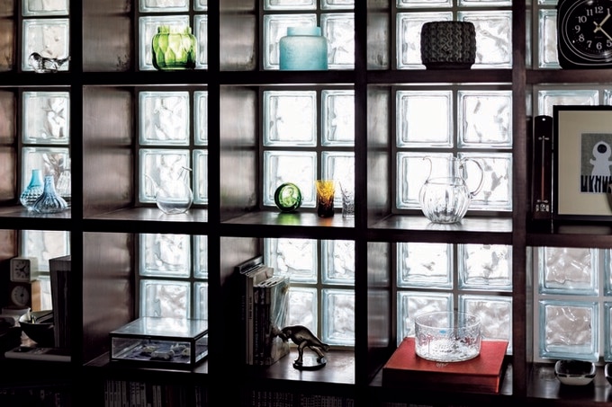 雑貨が飾られたシェルフ