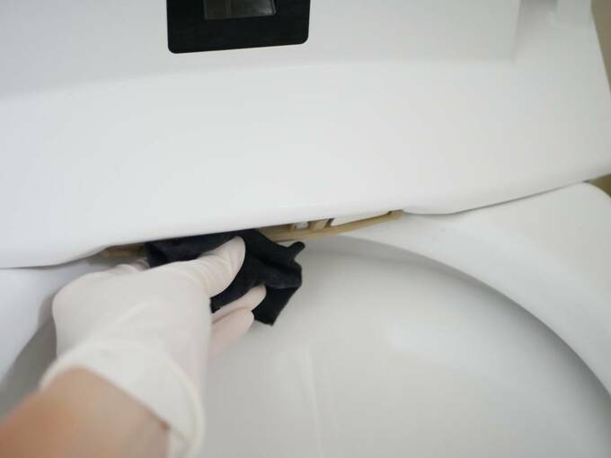 ウォシュレット部分を黒い布でふく