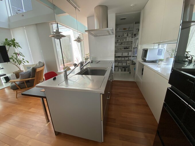 キッチン横のパントリー