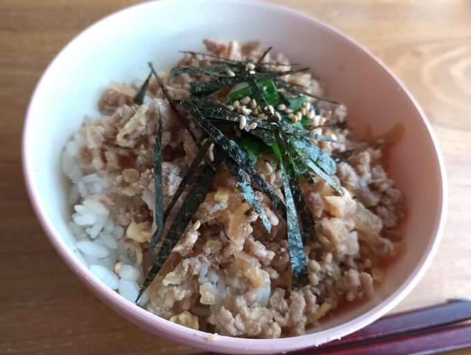 肉みそをご飯に