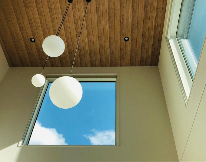 吹き抜けの高窓