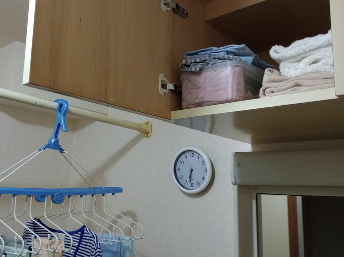 洗面台上の戸棚に、衣類を収納