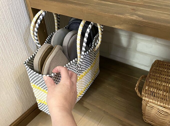 カゴに収納してあるスリッパ