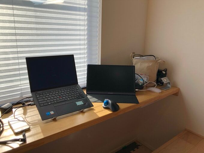 カウンターにパソコン類が並ぶ